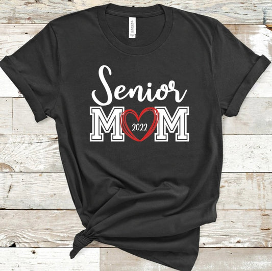 White lettering Senior mom 2022 heart